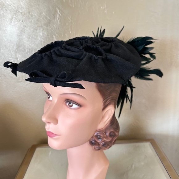 INVENTIVE 1940\'S BLACK FEKLT \